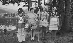 In clock tower, skeletons with guns are mentioned by jon in a list of halloween costumes, but they show up again at the end of the video once jon has killed scissorman. 125 Years Of Halloween Costumes Vintage Halloween Costumes