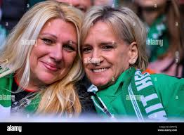 2 jungen hi-res stock photography and images