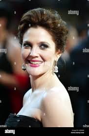 Drew Barrymore arrive à l'aéroport international de Los Angeles, vêtu pour  le temps frais et écoutant de la musique sur son casque. 2/6/07 [[aab]]  Photo Stock