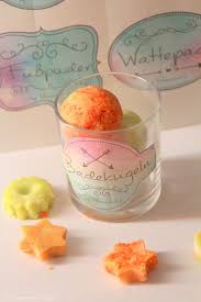 Außerdem benötigt man einen kleinen topf, um die fette zu schmelzen und mit dem duftöl zu vermischen. Naturliche Kinderbadekugeln Selber Machen Mamahoch2