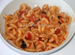 Questo raffinato sugo de i pescatori di orbetello è preparato con la migliore salsa di pomodoro italiana, piccoli pezzi di spigola e l'aggiunta di polpa di muggine. Pasta Con Sugo Di Pesce Spada Le Ricette Di Marina