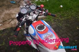 Perubahan mencolok di headlight, dimana kawasaki memberikan tambahan cover dan bentuknya lebih sporty yang diimbangi dengan perubahan striping motor yang sporty juga. Jual Ninja R 2011 Putih Motor