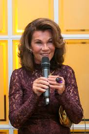 Brigitte bierlein wurde 1990 erste generalanwältin der österreichischen generalprokuratur (der höchsten staatsanwaltschaft der republik) und deren vizeleiterin, 2001 die. Festempfang Wiener Symphoniker