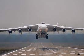 Panjang kapal terbang ini lebih kurang 69 meter dan mampu terbang dengan kelajuan 865 km/j. Bukan Airbus A380 Inilah Pesawat Terbesar Di Dunia Halaman All Kompas Com