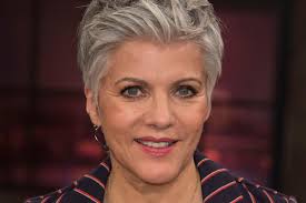 Sein neuer titel „gegen die zeit ist roland kaisers ganz persönliches plädoyer, dass man jeden augenblick in vollen zügen genießen soll. Schlager Birgit Schrowange Kleiner Seitenhieb Gegen Roland Kaiser Gala De