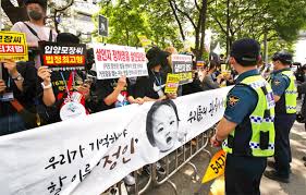 정인이 양모 무기징역·양부 구속…시민들 솜방망이 고성. Tfy4mehpyvypum