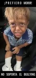 Niño con enanismo prefiere 'morir' a seguir sufriendo bullying en la  escuela, El niño de 9 años sufre de enanismo y fue encontrado llorando por  su madre al salir de la escuela., Una madre grabó a su ...