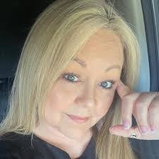 Shelley Sisk's Instagram, Twitter & Facebook