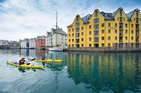 Ålesund is built on a row of islands extending out into the ocean, but it's most famous for its beautiful architecture, which is certainly . Seekajakfahren In Alesund 2021 Tiefpreisgarantie