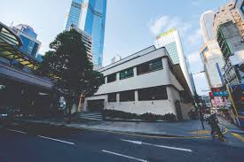 中環街市，香港 古蹟之一，喺中環，屋宇樓高三層，分地下、一樓同二樓，原本做開街市，後尾地下同一樓廢置多年，如今化身商場，食肆為主。 古物古蹟辦事處評為三級歷史建築，香港現存唯一全座完整包浩斯建築風格。 英文名central market。香港日治時期，曾改名中央街市，此後有時用依個名。 ä¸­ç'°è¡—å¸‚æ–°é¢è²Œ