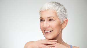 Coiffures Bouclées Coiffures Courtes Cheveux Gris