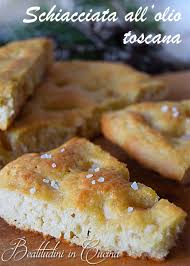 Rotonda, con l'orlo spezzettato e con fossette sulla superficie (che hanno la funzione di trattenere meglio l'olio), si condisce con olio, sale, cipolla o. Schiacciata All Olio Toscana Beatitudini In Cucina