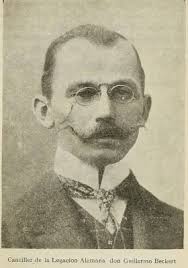 Doña Javiera Carrera Verdugo, en 1862, sosteniendo un retrato de su hermano  José Miguel. Fotografiada por William Helsby.