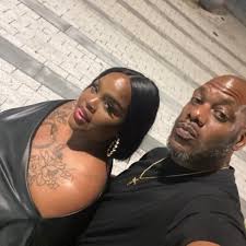 Omg I'm jamming off this song lol and big dude getting it