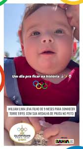 William Lima e seu filho visitam a Torre Eiffel