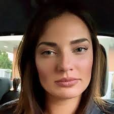 Ich stimme Drake voll zu. Damals war Amanda heiß genug, um auf Freunde zu  sein. Aber auch Jennifer hatte damals alle Männer, die in sie verliebt  waren. So stimme ich zu