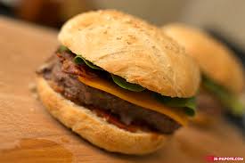 J'ai donc décidé de trouver la recette de pains burger maison (buns américains) parfaite… et je l'ai trouvée! Recette De Burger Maison Le Super Royal Bacon Je Papote
