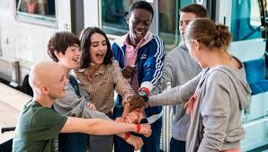 Noté parmi les meilleurs épisodes de la saison 1, ce dernier captive via une réalisation originale et un jeu d'acteurs. Vena Lettura Attenta In Direzione Les Bracelets Rouges Saison 1 Episode 1 Streaming Tf1 Bambola Socio Identita