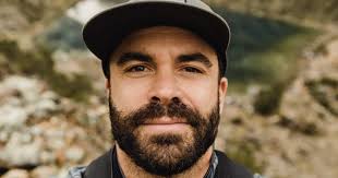 Tavola da surf dispersa alle Hawaii viene ritrovata nelle Filippine: è  spunta la "carrambata"