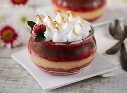 Un dolce al cucchiaio straordinario, la vera zuppa inglese con pan di spagna, non meringata, in formato torta con due strati di crema e il liquore per zuppa inglese; Zuppa Inglese Dolce Con Crema Cioccolato Panna E Cacao
