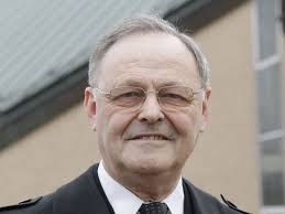 Autokran verrichtet Filigranarbeit: Muggensturmer Pfarrkirche hat ihre  Balustrade wieder