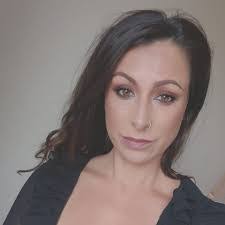 Jessica Barrett's Instagram, Twitter & Facebook