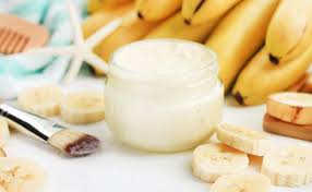 Si pettinano i capelli, si tirano con una spazzola e poi si raccolgono all'indietro, spostandoli di lato. Maschera Per Capelli Alla Banana Rajha Parrucchieri