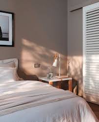 Des Murs Coloris Taupe Des Portes De Placard Persiennees Blanches Du Linge De Lit En Lin Creme Voici Deco Chambre Cocooning Deco Chambre Chambre Classique