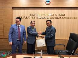 Kerajaan negeri sabah adalah pihak berkuasa yang mengawal sabah, salah satu daripada 13 negeri malaysia, yang berpangkalan di kota kinabalu, ibu negeri. Kunjungan Hormat Pihak Mestecc Dan Jas Negeri Sabah Kepada Skn Sabah Enviro Museum
