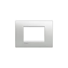 Air è la versione ultrasottile di livinglight, creata appositamente per integrarsi con stile e discrezione negli ambienti di casa tua. Placca Bticino Living Light Air Lnc4803te 3 Posti Tech In Metallo