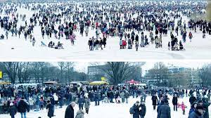 35.000 menschen spazieren auf dem see. Hamburg Todliches Alstereisvergnugen Krimischauplatz