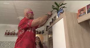 Zatím bydlí u rodičů a je aktuálně bez partnera. Psychopat Bejr V Prostrenu S Hodnocenim Mu Radil Pes A Na Chodbe Panelaku Rozjel Svuj Cardas Refresher Sk