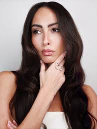 Mi baby más cortico de la colección con @gardiamonds Una pieza única, hecha  para usarla todos los días… sola o stackeada con tus favoritos. 💍 Un  masterpiece que literalmente paaaara tráfico. 💎🤍 • • • #