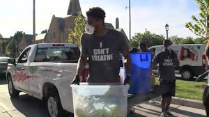 Последние твиты от giannis ugo antetokounmpo (@giannis_an34). Giannis Antetokounmpo Bucks Hand Out Water One News Page Us Video