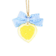 ハート型のスライスレモンがゆらゆら揺れる 夏らしくフレッシュなネックレスです 水色のフリルリボンとの組み合わせがゆめかわいいです 白いブラウスなどの清楚なファッションに合わせたいですね ネックレス 45 5cm モチーフ リボン 横5 5cm 縦2 2cm レモン 横3 5