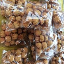 Kuih bahulu is a traditional cake or snack usually baked in brass moulds which usually come in all sorts of sizes and shapes like fishes, flowers and most commonly, sea shells as those shown in this video above. Bahulu Tradisional Warisan Kak Midah Shopee Malaysia