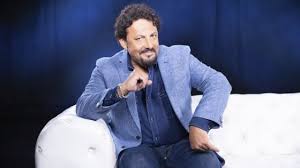 Enrico brignano parla dell'incidente con anna mazzamauro durante il suo spettacolo teatrale enricomincio da me, smentendo ogni accusa ed alludendo alle prove video nelle mani della produzione che l Enrico Brignano Cinque Serate Di Show Saro Breve Non Cambiate Canale La Repubblica