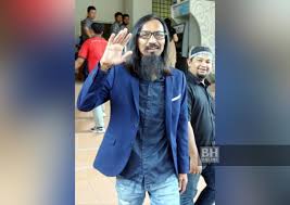 Pelakon sofi jikan hadir ke mahkamah majistret petaling jaya, selangor pagi tadi untuk memberi sokongan dan semangat kepada rakan baiknya, datuk farid kamil. Sofi Jikan Diperintah Bela Diri