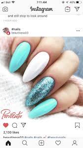 Kulaté, dlouhé, ledabyle nalakované, jako kdybyste lak měly už třetí den neopravený, metalické, třpytivé. Gelove Nehty 2020 Letni