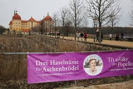 However, strauss died in 1899, and it was finished by composer josef bayer in 1900. Unser Ausflugstipp Drei Haselnusse Fur Aschenbrodel Schloss Moritzburg Winterausstellung Zum Defa Kultfilm Umland Sud