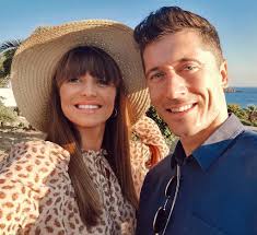 Robert lewandowski of fc bayern muenchen attends with his wife anna lewandowska. Robert Lewandowskis Frau Anna Zeigt Stolz Ihren Baby Bauch Promiflash De