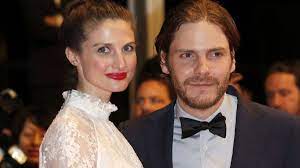 He is best known as daniel brühl. Daniel Bruhl Privat So Lebt Der The Alienist Star Mit Seiner Frau Und Seinem Sohn News De