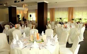 Der Hochzeitstisch In Creme Apricot Im Panoramasaal Im Seeschloss Am Botzsee Hochzeitstisch Hochzeit Am See Romantische Hochzeiten