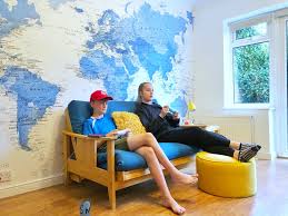 Som barn blir tenåringer, finner de ofte en ny følelse av uavhengighet, preget av å distansere seg fra foreldre og tilbringe mer tid med venner. Teenage Hangout Room Ideas How We Transformed The Kids Playroom