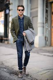 Cette tenue est donc indispensable aux hommes, qui se doivent de posséder un ou plusieurs costumes dans leur dressing. Le Blazer Homme Se Porte Avec Un Jean Et Avec Une Tres Grande Assurance