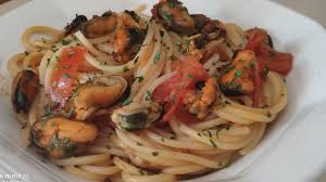 Il mattino seguente, scolateli dall'acqua e, cuoceteli in filtrate la loro acqua di cottura in maniera tale da eliminare l'eventuale sabbia; Spaghetti Con Pomodori E Cozze Surgelate Youtube