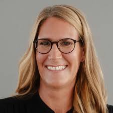 Am Geburtstag!? Freiwillig!? Never ever!“ Unsere Blicke treffen sich, sie  schüttelt den Kopf und legt nach: „Schön doof, am Geburtstag zu arbeiten.“  Ich muss unweigerlich schmunzeln