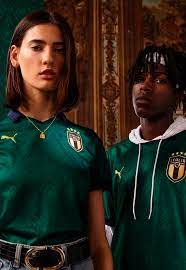 Puma, i̇talya milli futbol takımı'nda öne çıkan yeni yetenekleri italy renaissance kit (i̇talya rönesans kiti) ile kutluyor. Puma Nin Ronesans Dan Ilham Alan Yeni Forma Tasarimi