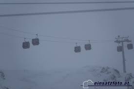 Met de voorbereidende werkzaamheden voor de möslbahn is in de herfst al begonnen en zodra het weer het toelaat. Mehrere Gondeln Im Skigebiet Hochzillertal Kollidiert Einsatzfoto At