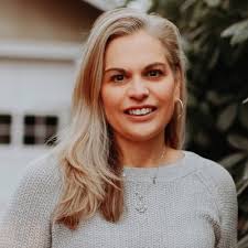 Lisa Pirrello's Instagram, Twitter & Facebook